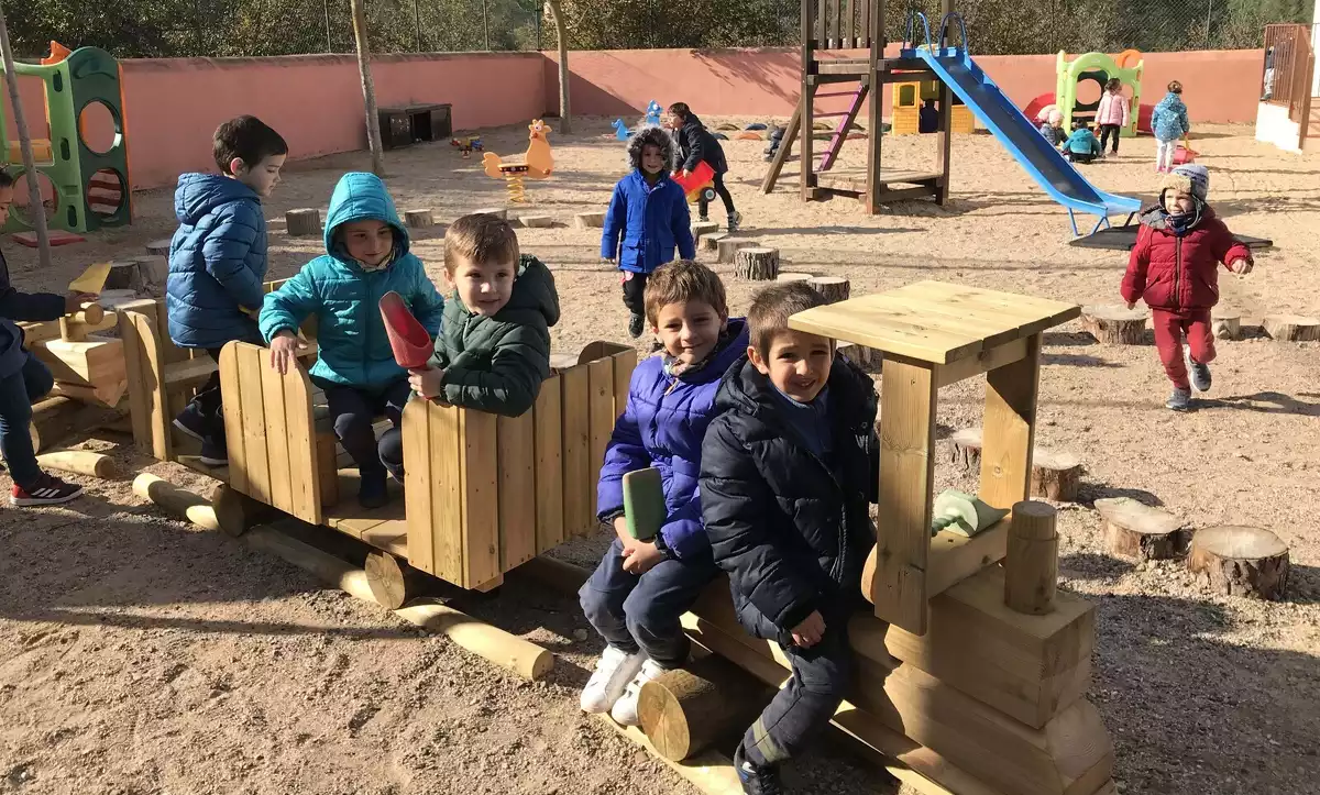 Imatge del nou trenet de fusta instal·lat al pati d'Educació Infantil de l'Escola Valdelors de Vandellòs.