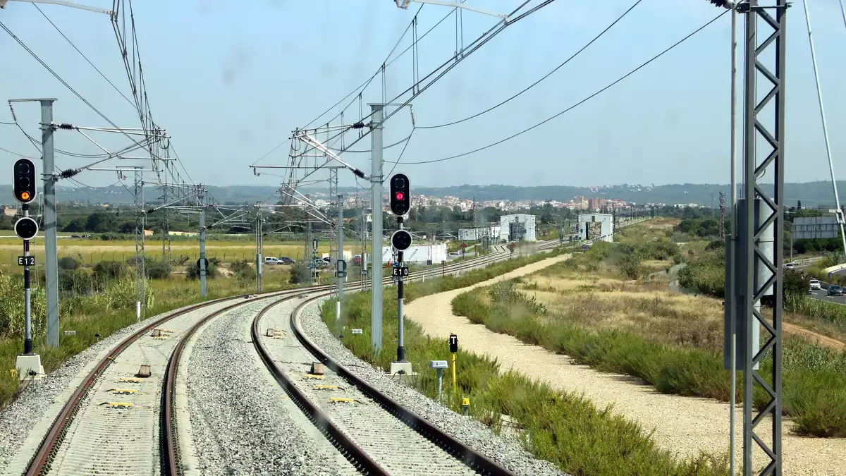 Imatge del ramal d'enllaç entre el corredor mediterrani i l'estació del Camp de Tarragona, poc abans d'arribar a l'intercanviador de la Boella