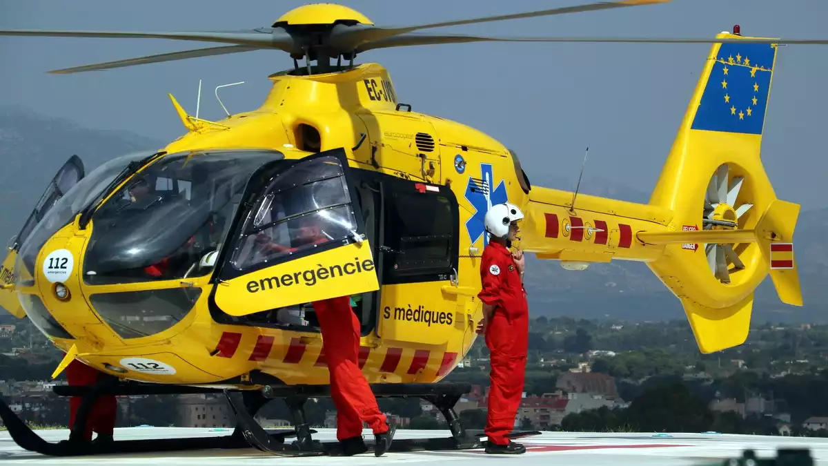 Imatge dels pilots baixant de l'helicòpter del SEM a l'helisuperfície del'Hospital de Tortos