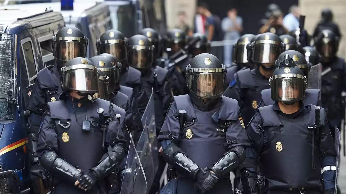 Imatge dels policies nacionals desplaçats a Barcelona