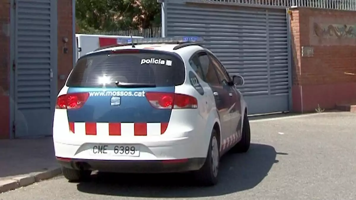 Imatge d'un vehicle dels Mossos d'Esquadra entrant al Centre Penitenciari de Ponent