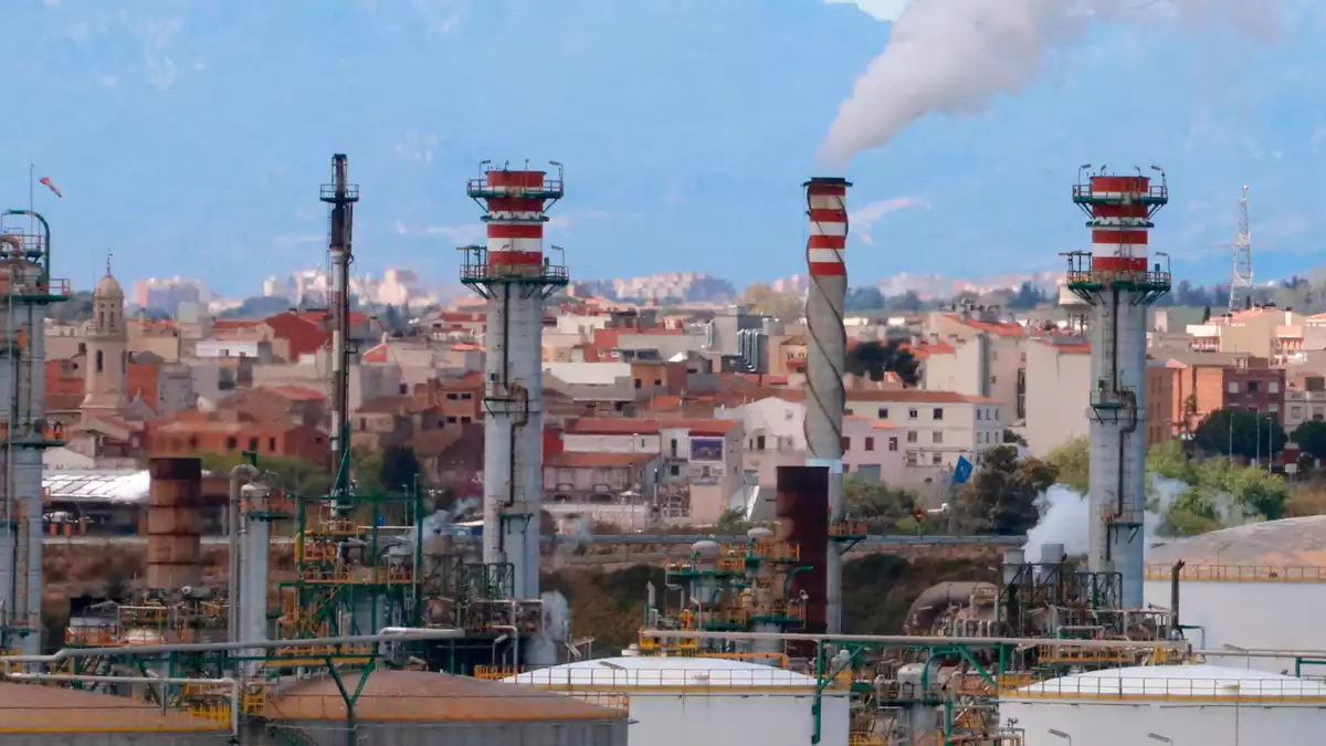 Indústria química de Tarragona fumejant amb els habitatges dels pobles del Morell i la Pobla de Mafumet