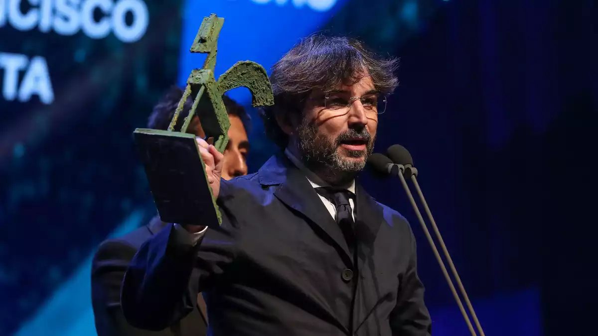Jordi Évole amb el seu premi Ondas