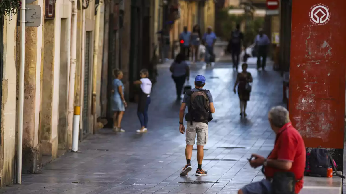 La convivència entre veïns, comerciants i joves migrants a la Part Alta de la ciutat s'està complicant cada vegada més.