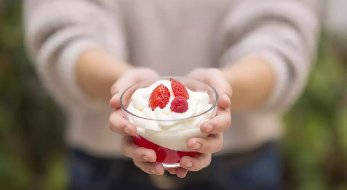 La gelatina sorpresa de l'Anna està elaborada amb iogurts de Llet Nostra