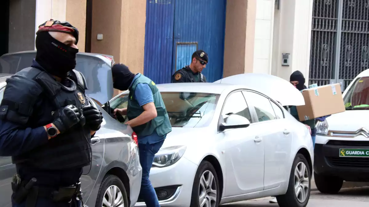 La Guàrdia Civil s'endu caixes d'un domicili del CDR a Sabadell, el 23 de setembre de 2019