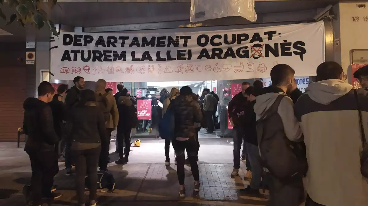 La plataforma ‘Aturem la Llei Aragonès’ ocupa el Departament de Treball del carrer Sepúlveda de Barcelona