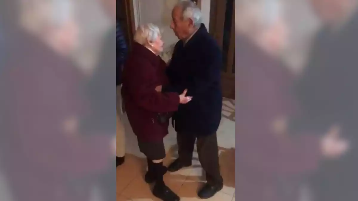 La Teresa i en Josep Maria ballant a la casa familiar de Riudoms.