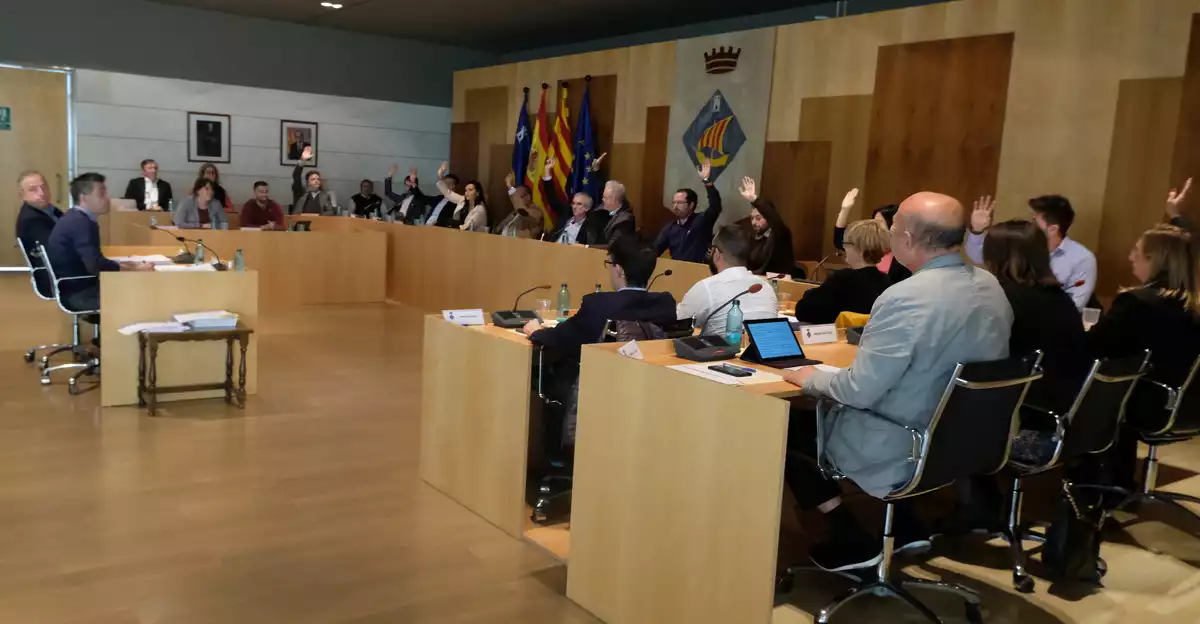 Imatge de la votació dels pressupostos municipals del 2020 al plenari de l'Ajuntament de Salou.