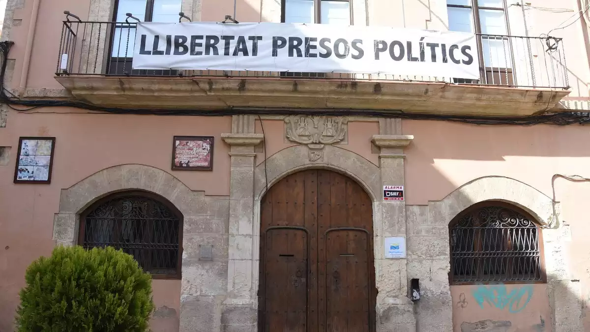 L'edifici de l'antic consistori torrenc llueix, de nou, la pancarta de «llibertat presos polítics»