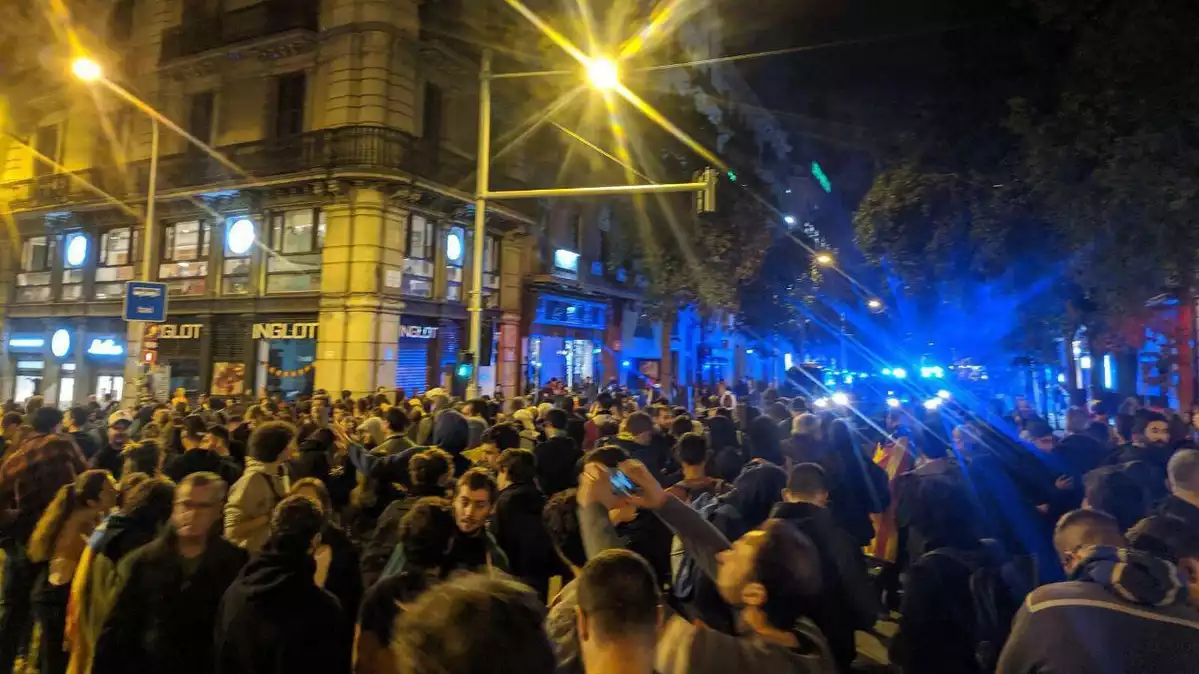 Manifestants a l'encreuament d'Urquinaona i Fontanella
