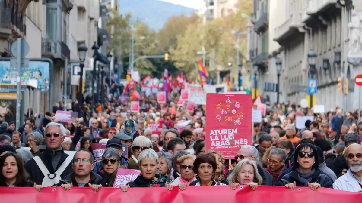 Més de 2.500 persones han omplert els carrers de Barcelona en contra de l'anomenada 'Llei Aragonès'