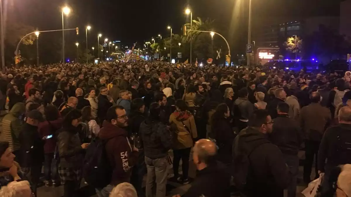 Multitud de manifestants tallant la Diagonal arran la visita institucional del rei Felip