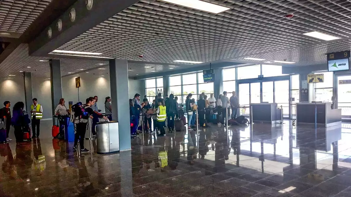 Passatgers a la nova zona d'embarcament de l'Aeroport de Reus. Imatge publicada el 18 de novembre del 2019