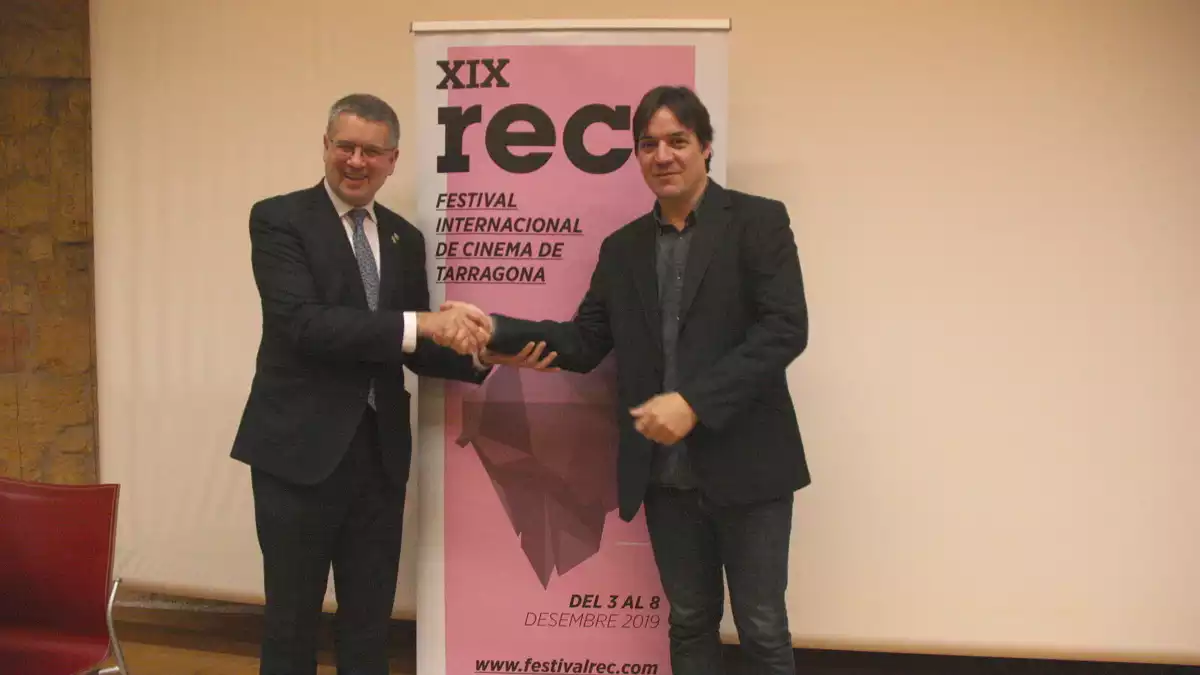 Pau Ricomà i Javier García Puerto encaixen les mans durant la presentació del festival de cinema REC.