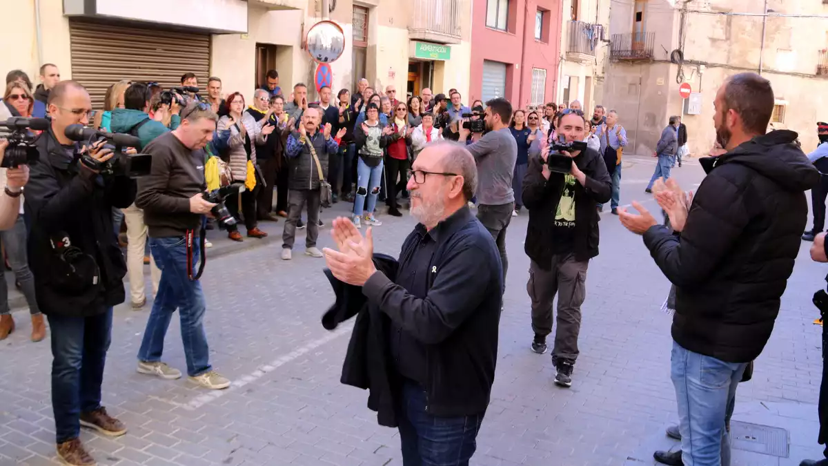 Pla americà de l'alcalde de Roquetes, Paco Gas, al centre de la imatge, sortint del jutjat de Tortosa