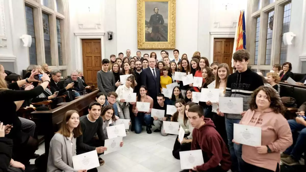 Imatge dels nois i noies homenatjats, al Saló de Plens de l'Ajuntament de Reus