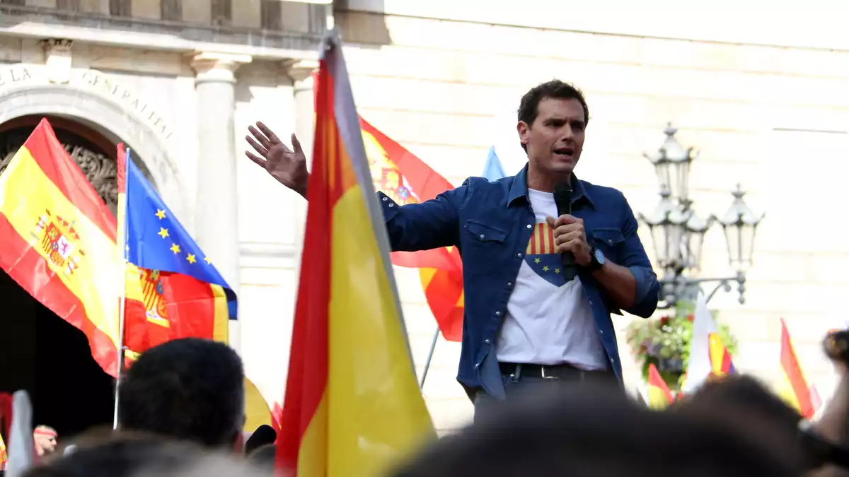 El president de C's, Albert Rivera, davant del Palau de la Generalitat el 20 d'octubre