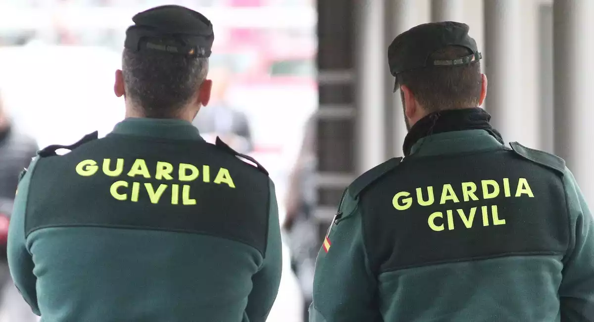 Dos agentes de la Guardia Civil a las puerta de el Juzgado de los Penal número 22 de Madrid