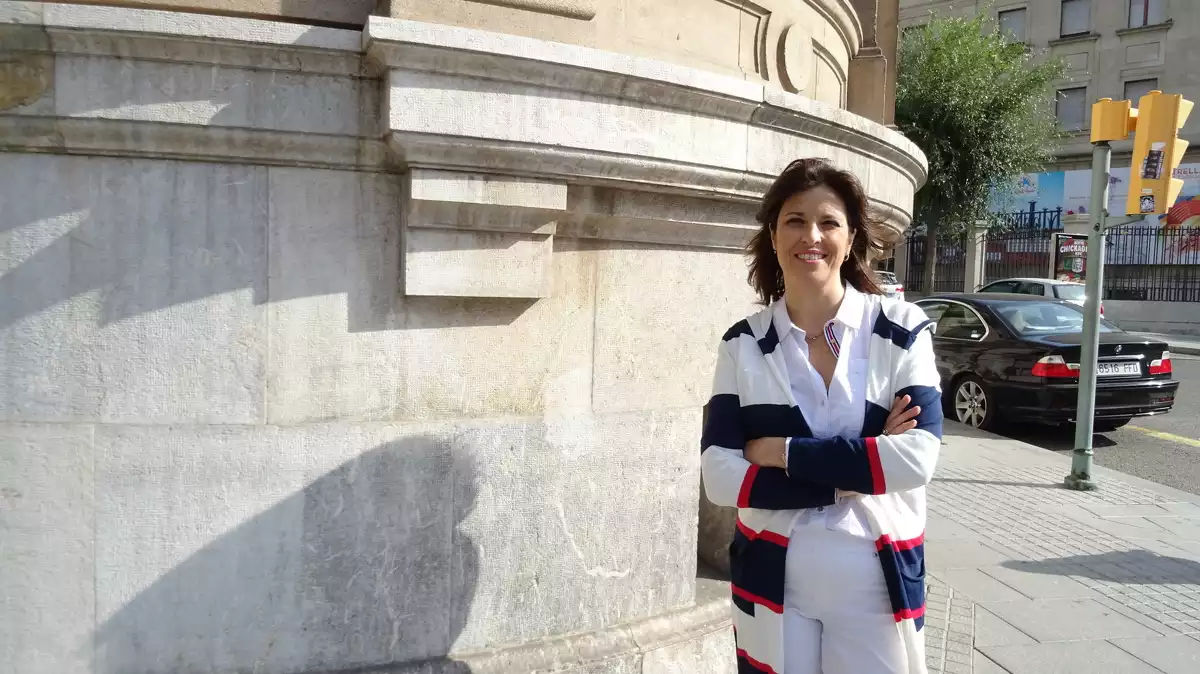 La presidenta de l'Associació de Dones Emprenedores de Tarragona, Sonia Mateo, a la cantonada de la Cambra de Comerç de Tarragona.
