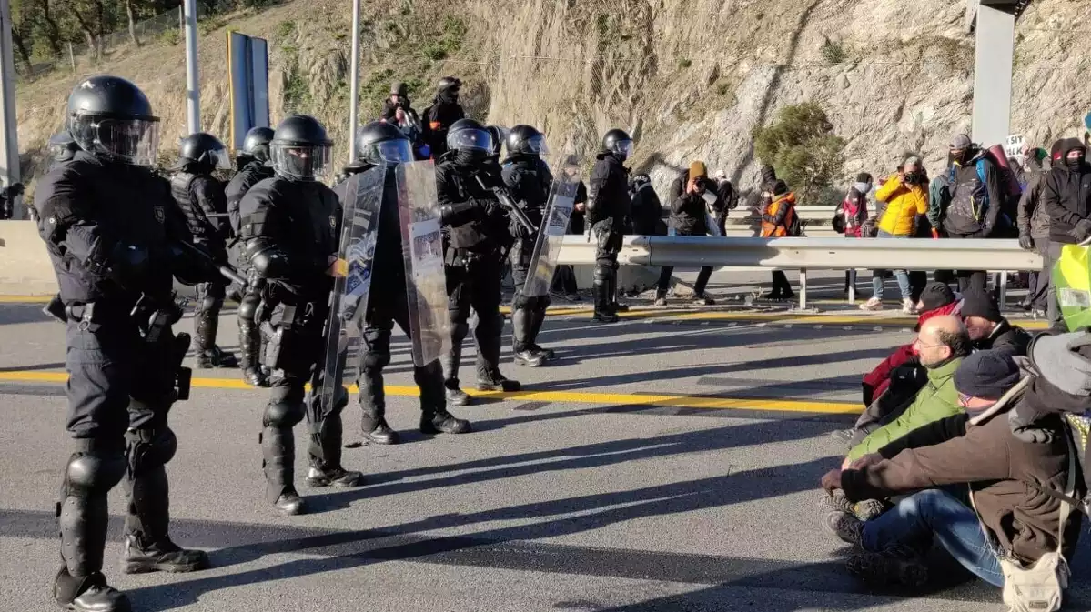 Mossos davant manifestants a La Jonquera