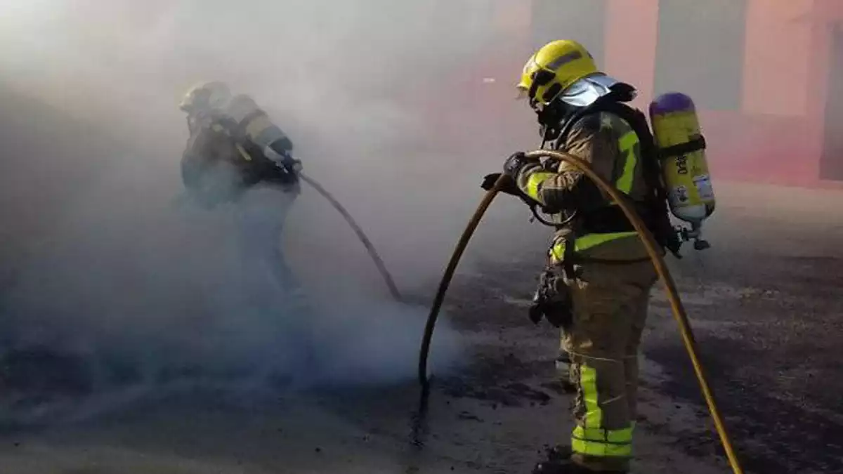 Bombers apagant un incendi