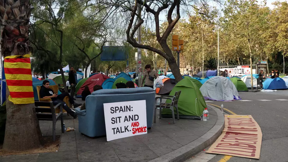 Fotografia del cartell amb el missatge "Sit and talk" a l'acampada d'estudiants a Plaça Universitat. 31 d'octubre de 2019.