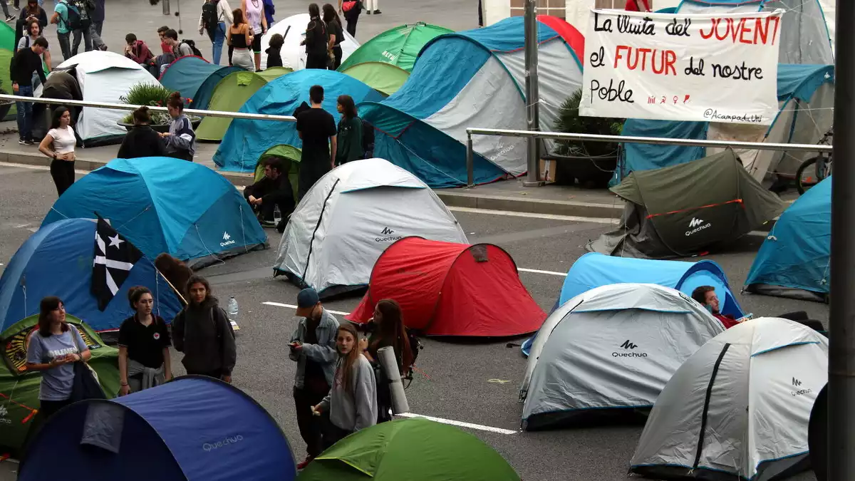 Manifestants acampats a plaça Universitat