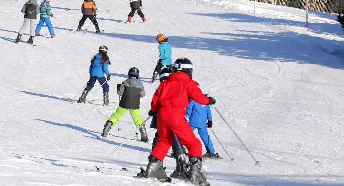 Un grup d'alumnes en una classe d'esquí a l'estació de Port del Comte