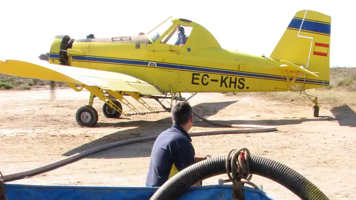 Un moment de l'operació de càrrega de l'avioneta que fa els tractaments aeris contra el mosquit al Delta de l'Ebre