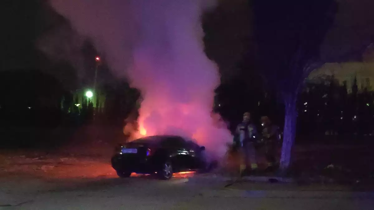 Imatge del vehicle cremant a Campclar.