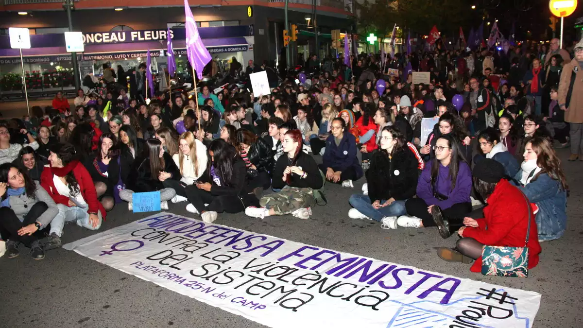 Unes 500 persones clamen a Tarragona perquè s'acabi la violència masclista