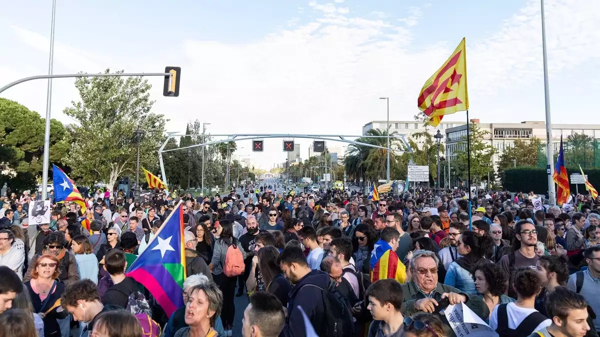 Uns 500 manifestatnts protesten contra el rei davant del Palau de Congressos a Barcelona