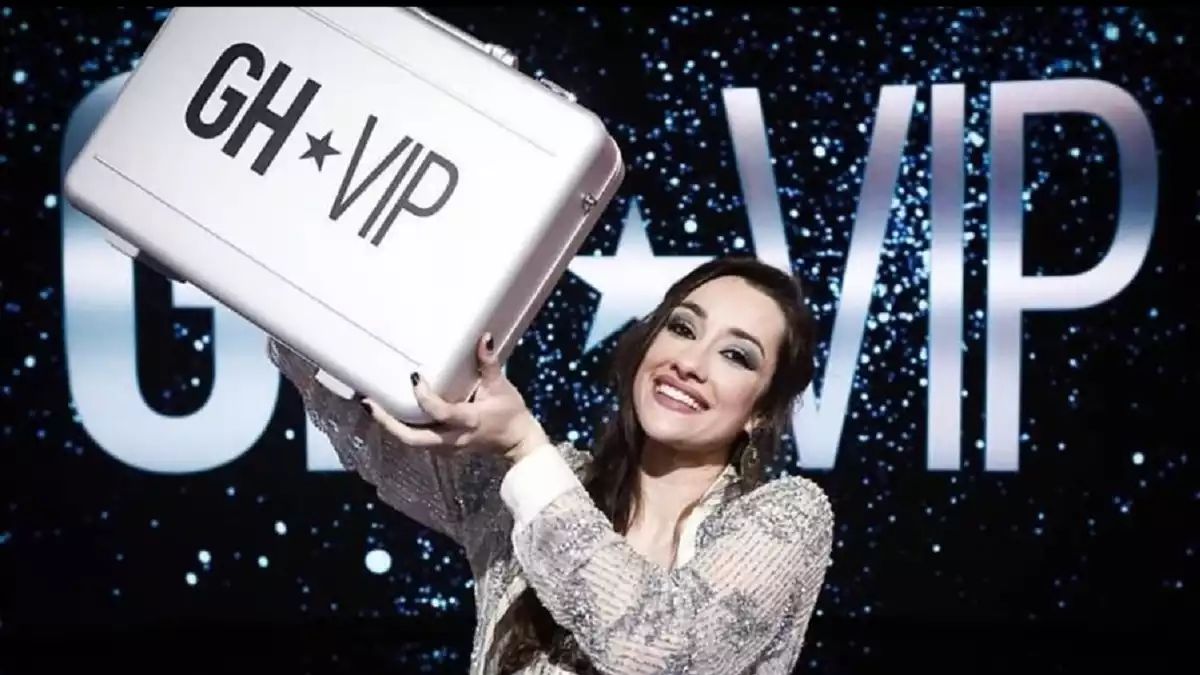 Adara Molinero con el maletín de ganadora de 'GH VIP 7'