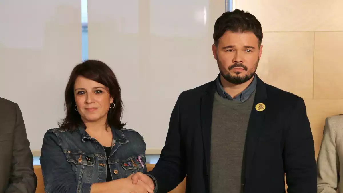 Adriana Lastra (PSOE) i Gabriel Rufián (ERC) donant-se la mà abans de la reunió entre equips negociadors per a la investidura al Congrés, el 28 de novembre de 2019 (horitzontal)