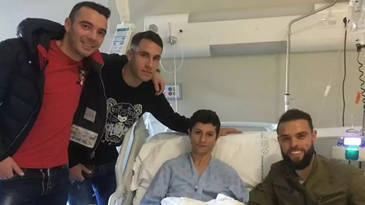 Hugo Mallo, Sergio Álvarez i Aspas visitant el jove Roi a l'hospital