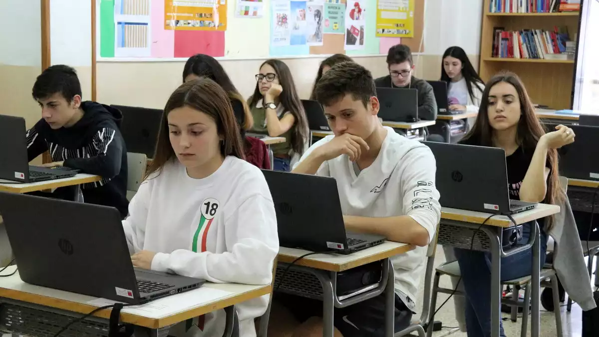 Alumnes del Col·legi La Mercè de Martorell participant en les proves PISA