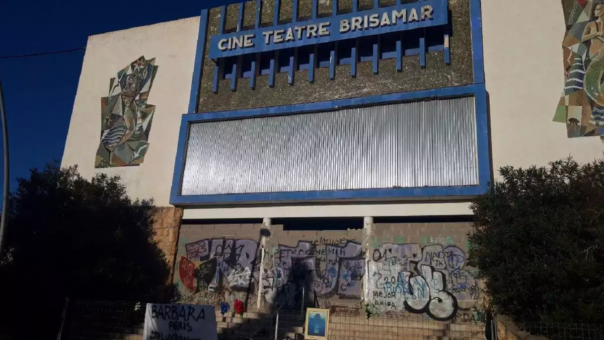Aspecte actual de l'antic cinema teatre Brisamar de Coma-ruga.