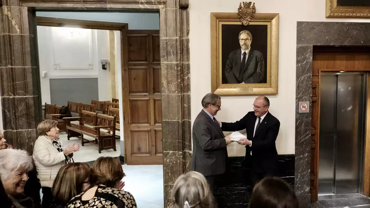 L'alcalde Carles Pellicer i Ernest Benach en el moment de la descoberta del seu quadre a la galeria de fills il·lustres