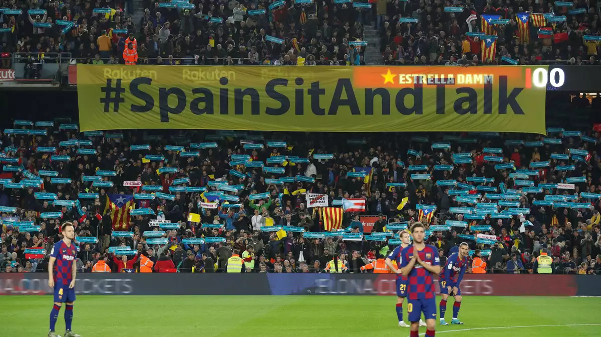 Cartell del Tsunami Democràtic amb l'eslògan 'Spain, sit and talk' desplegat durant el clàssic del 18 de desembre al Camp Nou