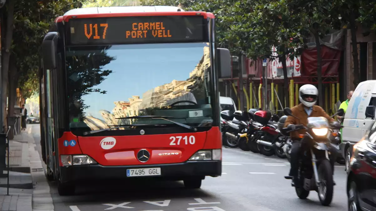 Imatge frontal d'un autobús d'una línia de TMB a la capital catalana al seu pas pel carrer gran de Gràcia el 6 de juny del 2016
