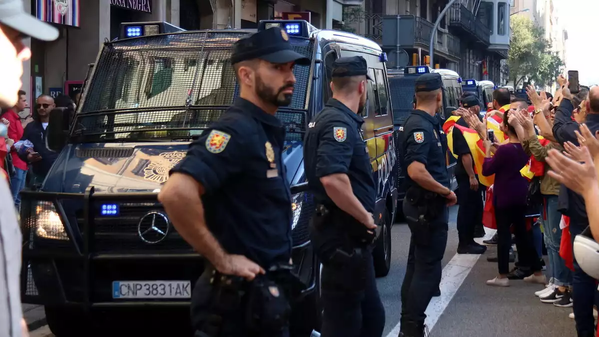 Diversos manifestants aplaudint els agents de la Policia Nacional a Barcelona