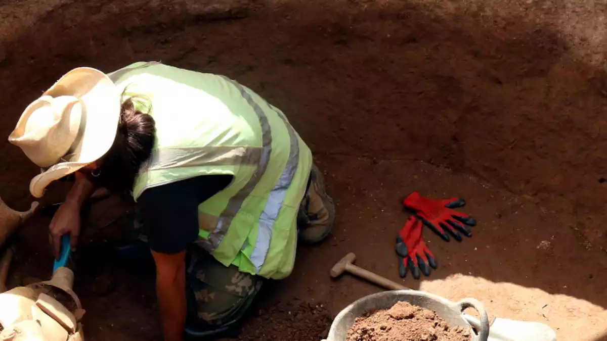 Dos arqueòlegs treballen al jaciment de Badalona