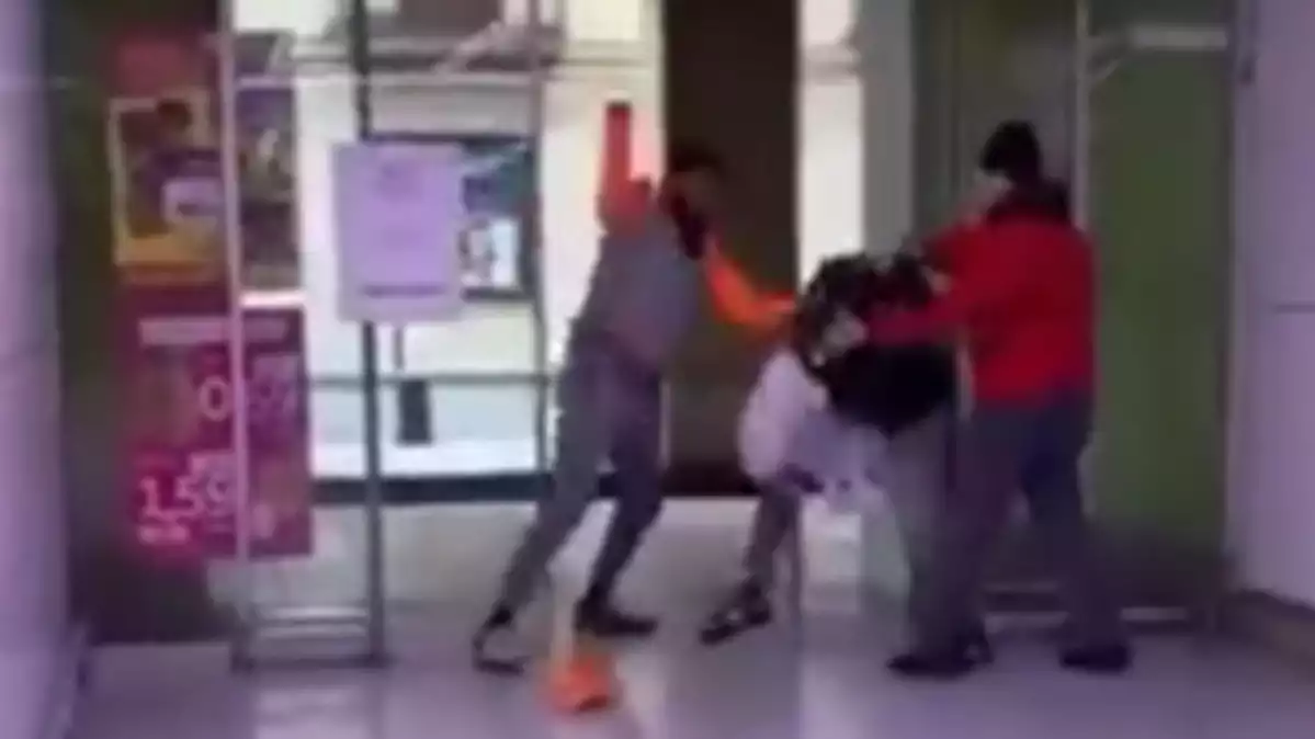 Captura de l'agressió dels propietaris d'un supermercat a un dels clients
