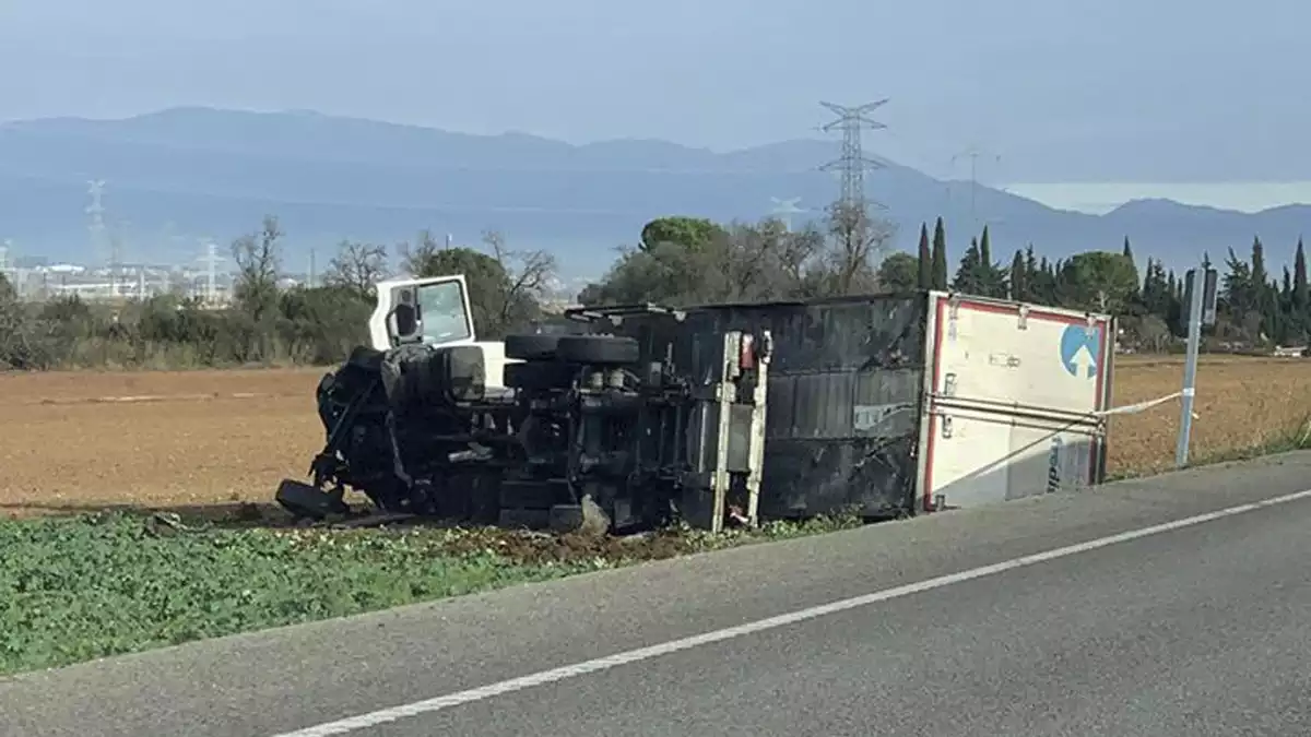 Imatge del camió que ha quedat en mig d'un camp al Garrigàs en sortir de la via