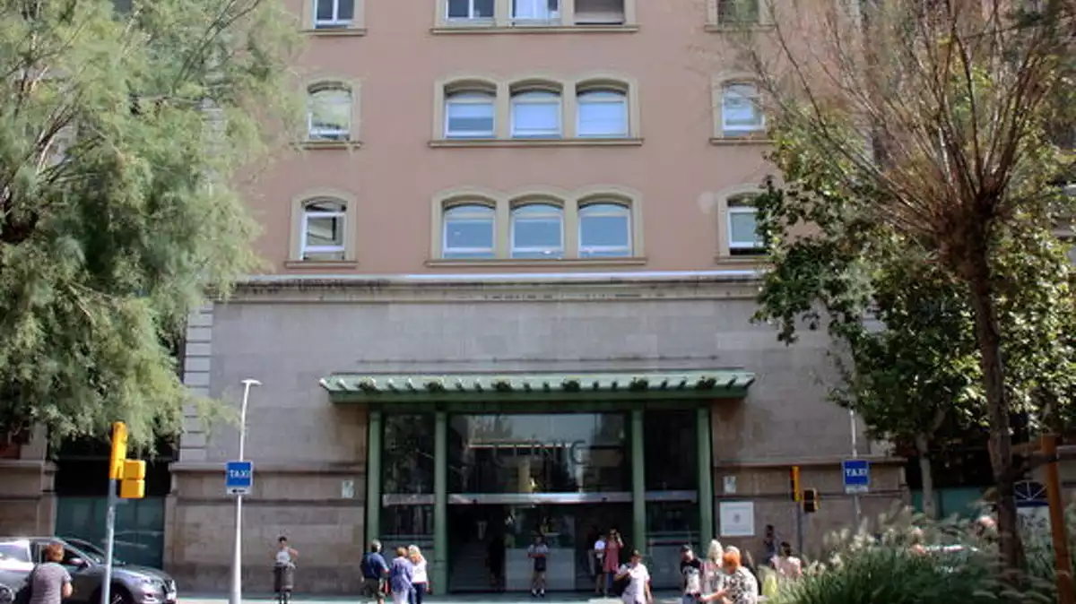 La façana de l'Hospital Clínic de Barcelona el 23 d'agost del 2019