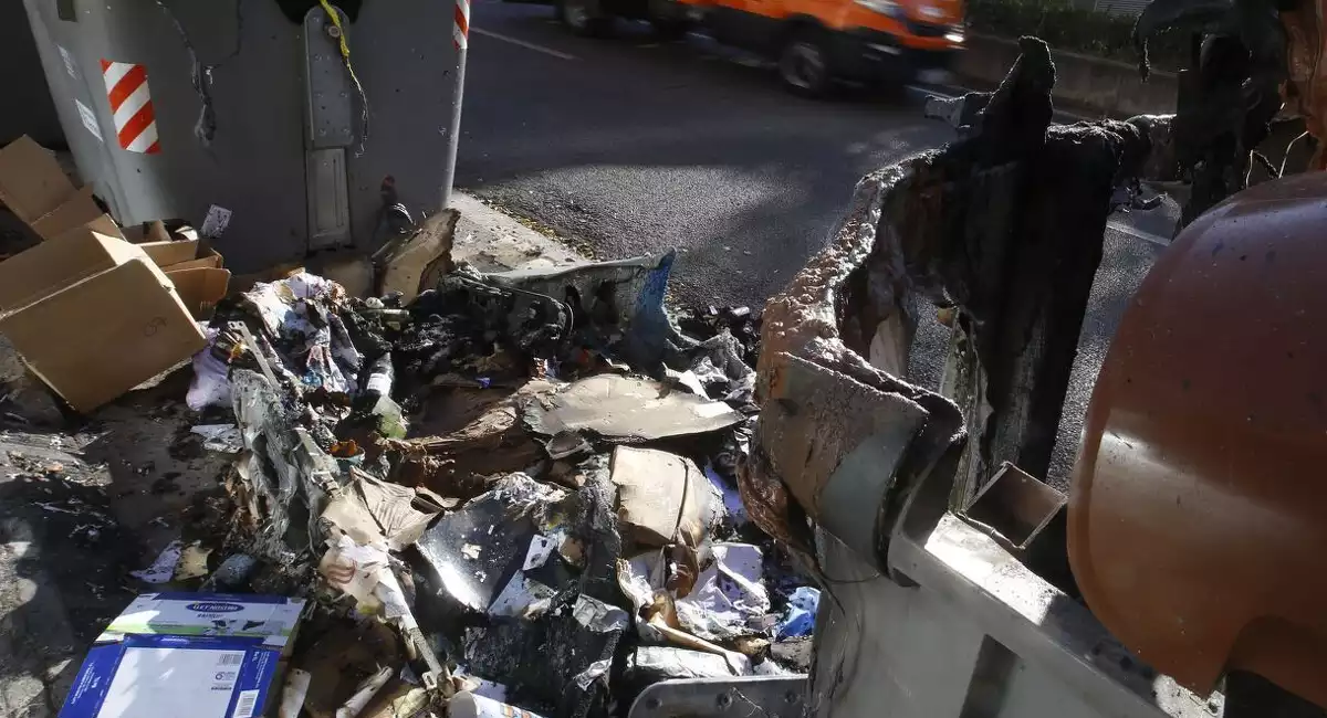El contenidor cremat a l'avinguda Santa Eulàlia