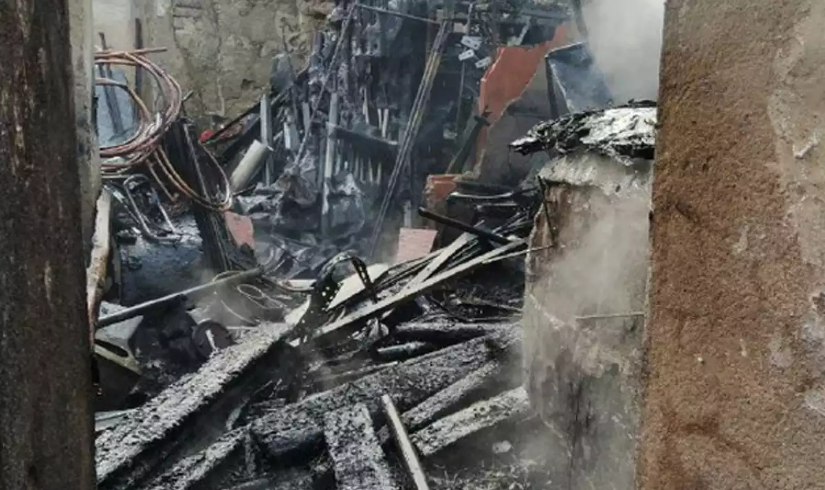 Un incendi calcina una casa deshabitada a la Segarra, el dia 19 de desembre de 2019.
