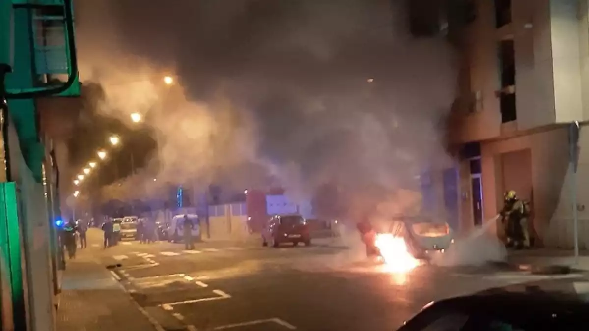 Els Bombers apaguen un cotxe incendiat que també ha afectat una façana