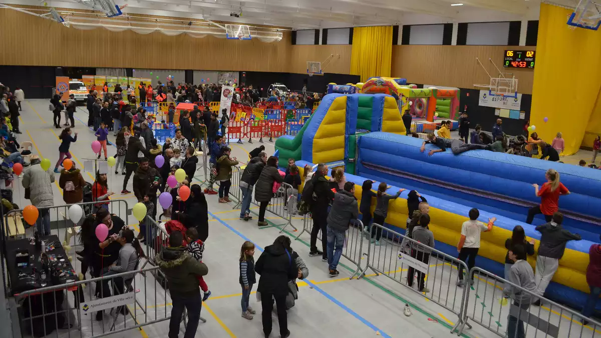 Parc infantil de Nadal al Palau d'Esports de Vila-seca.